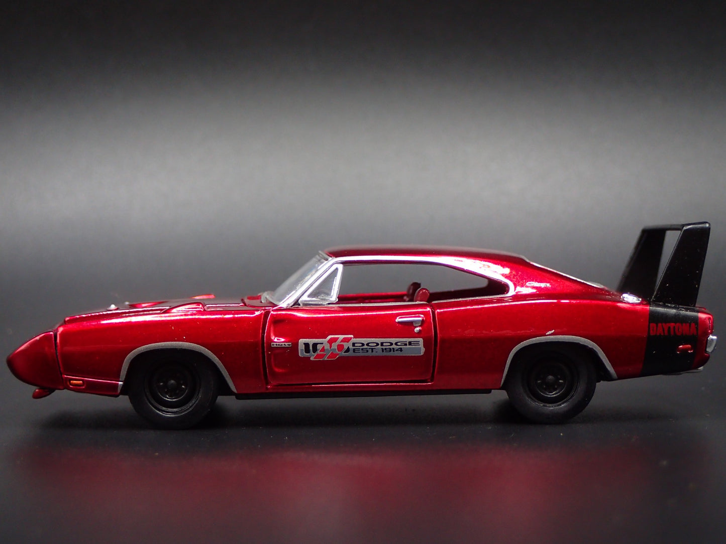 1969 69 DODGE CHARGER DAYTONA 1:64 SCALE COLLECTIBLE DIORAMA DIECAST MODEL CAR