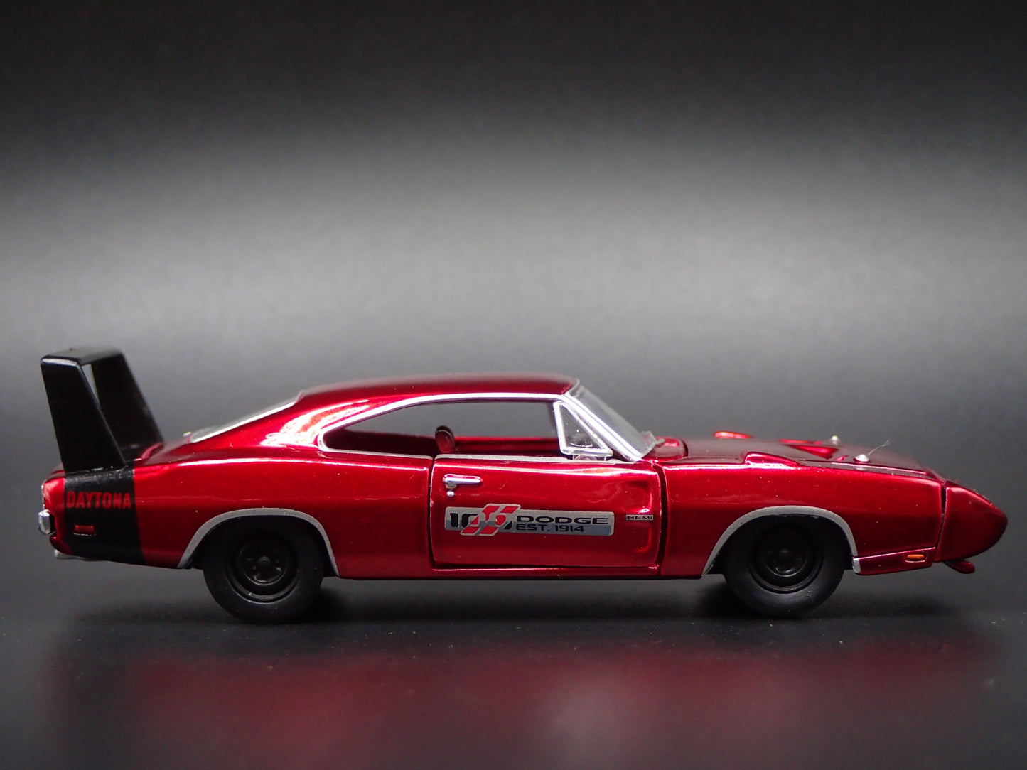 1969 69 DODGE CHARGER DAYTONA 1:64 SCALE COLLECTIBLE DIORAMA DIECAST MODEL CAR