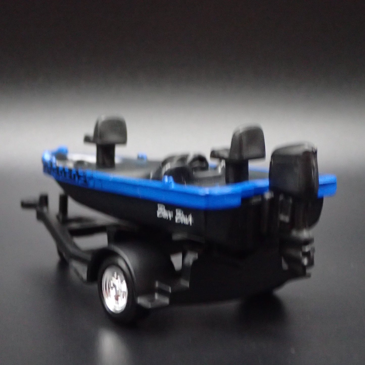 BASS BOAT ON TRAILER w/ HITCH 1:64 SCALE DIORAMA COLLECTIBLE DIECAST MODEL BOAT
