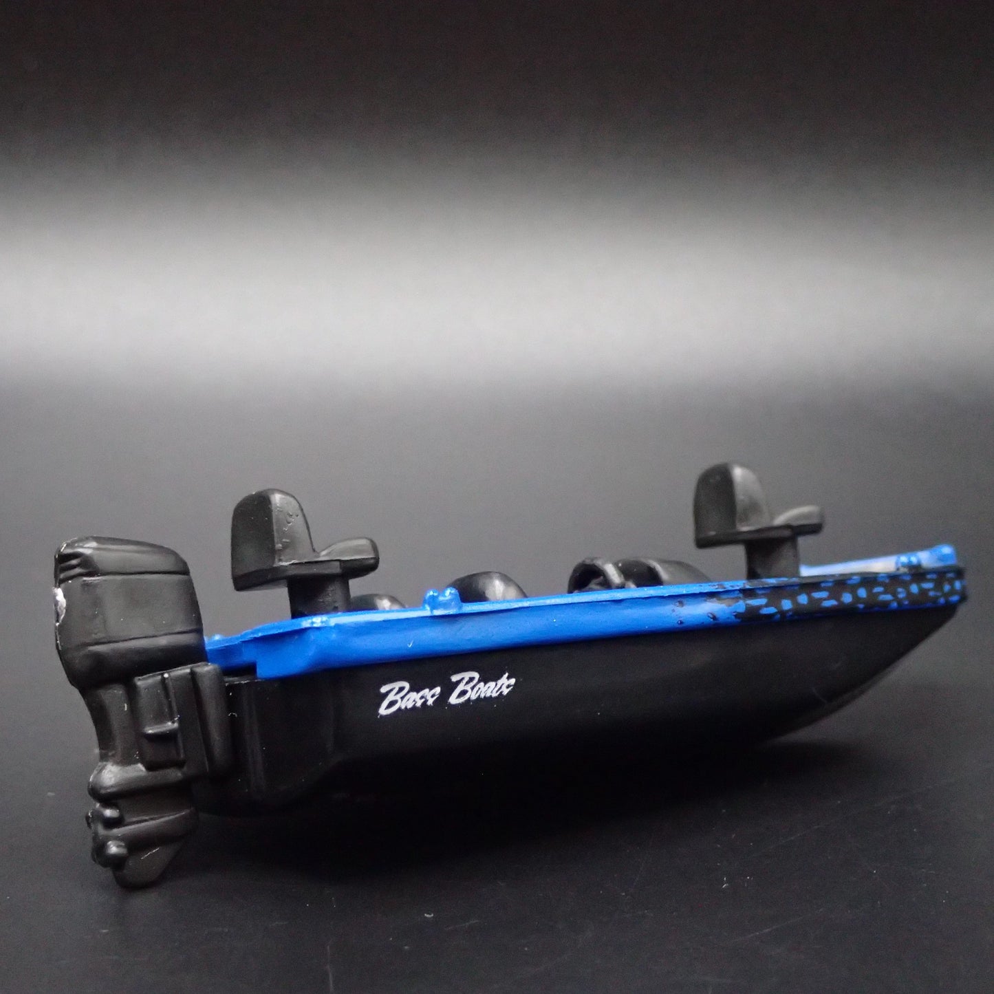 BASS BOAT ON TRAILER w/ HITCH 1:64 SCALE DIORAMA COLLECTIBLE DIECAST MODEL BOAT