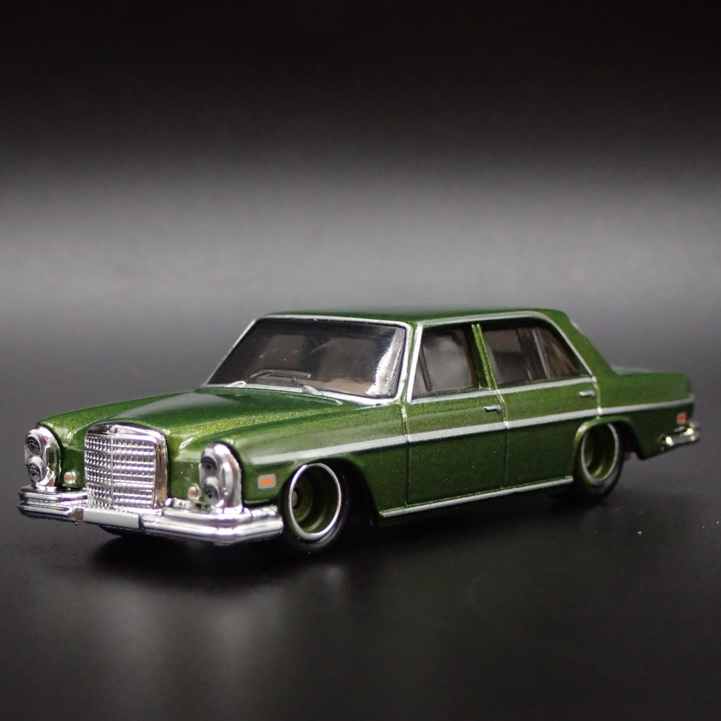 1965-1972 MERCEDES-BENZ 280 SEL 4.5 GREEN 1:64 SCALE DIORAMA DIECAST MODEL CAR