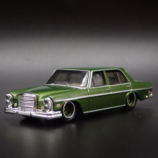 1965-1972 MERCEDES-BENZ 280 SEL 4.5 GREEN 1:64 SCALE DIORAMA DIECAST MODEL CAR