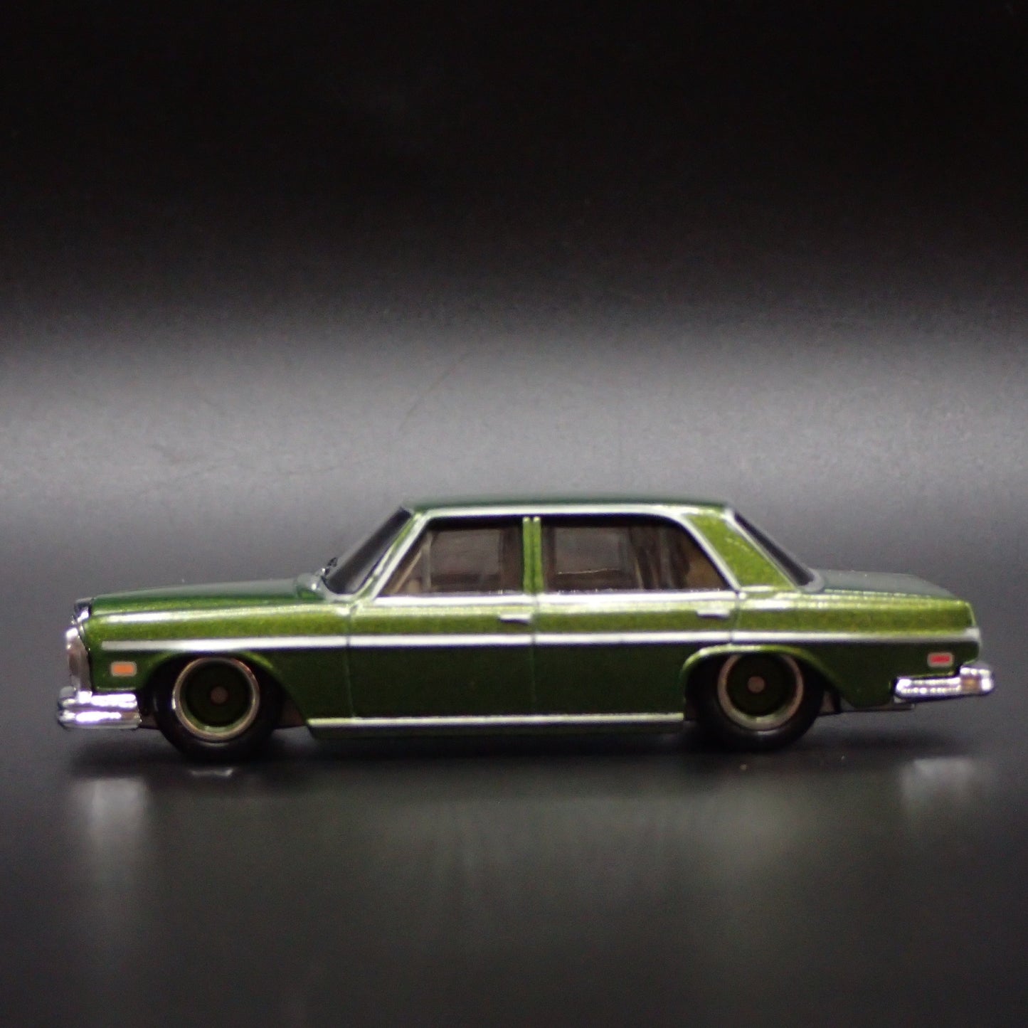 1965-1972 MERCEDES-BENZ 280 SEL 4.5 GREEN 1:64 SCALE DIORAMA DIECAST MODEL CAR