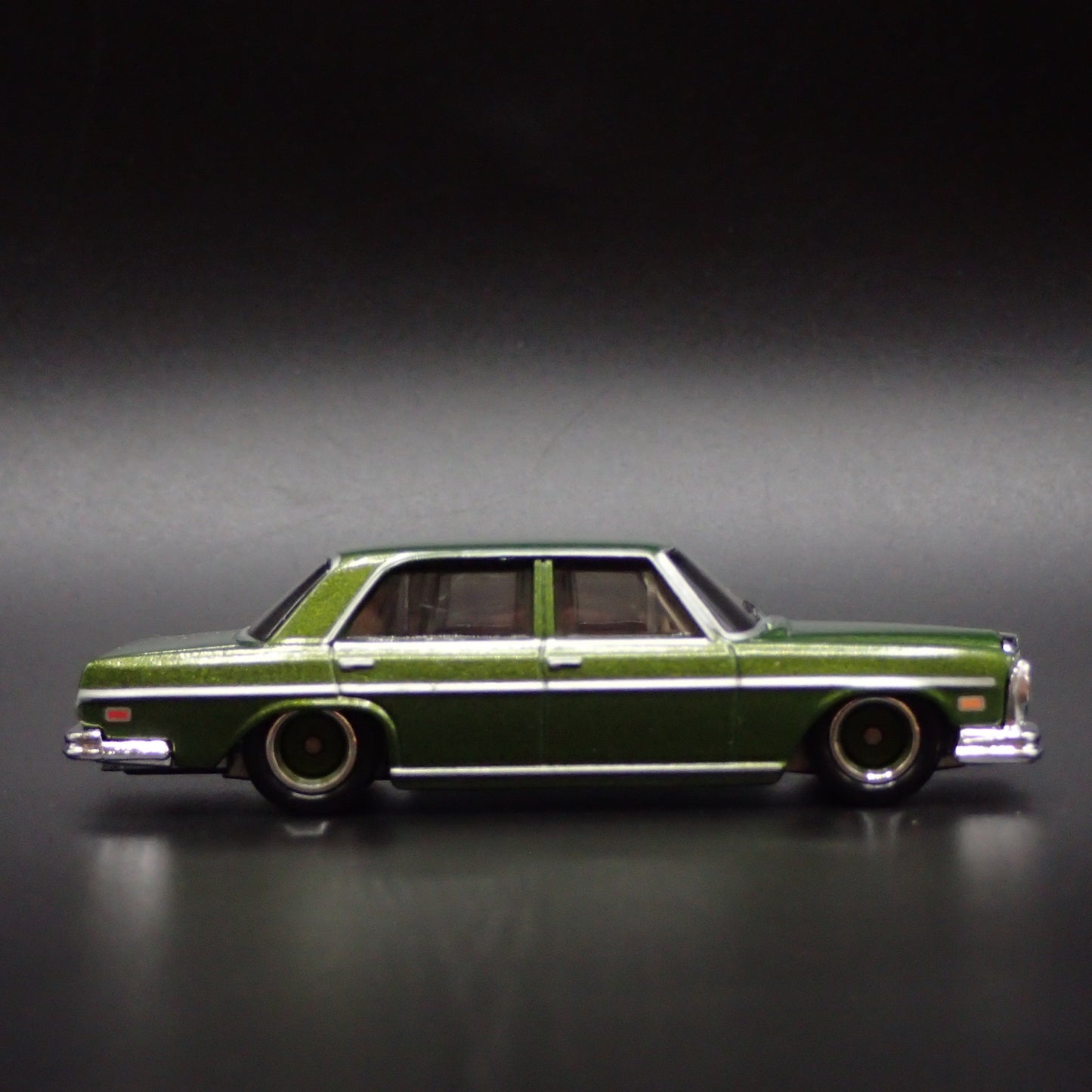 1965-1972 MERCEDES-BENZ 280 SEL 4.5 GREEN 1:64 SCALE DIORAMA DIECAST MODEL CAR
