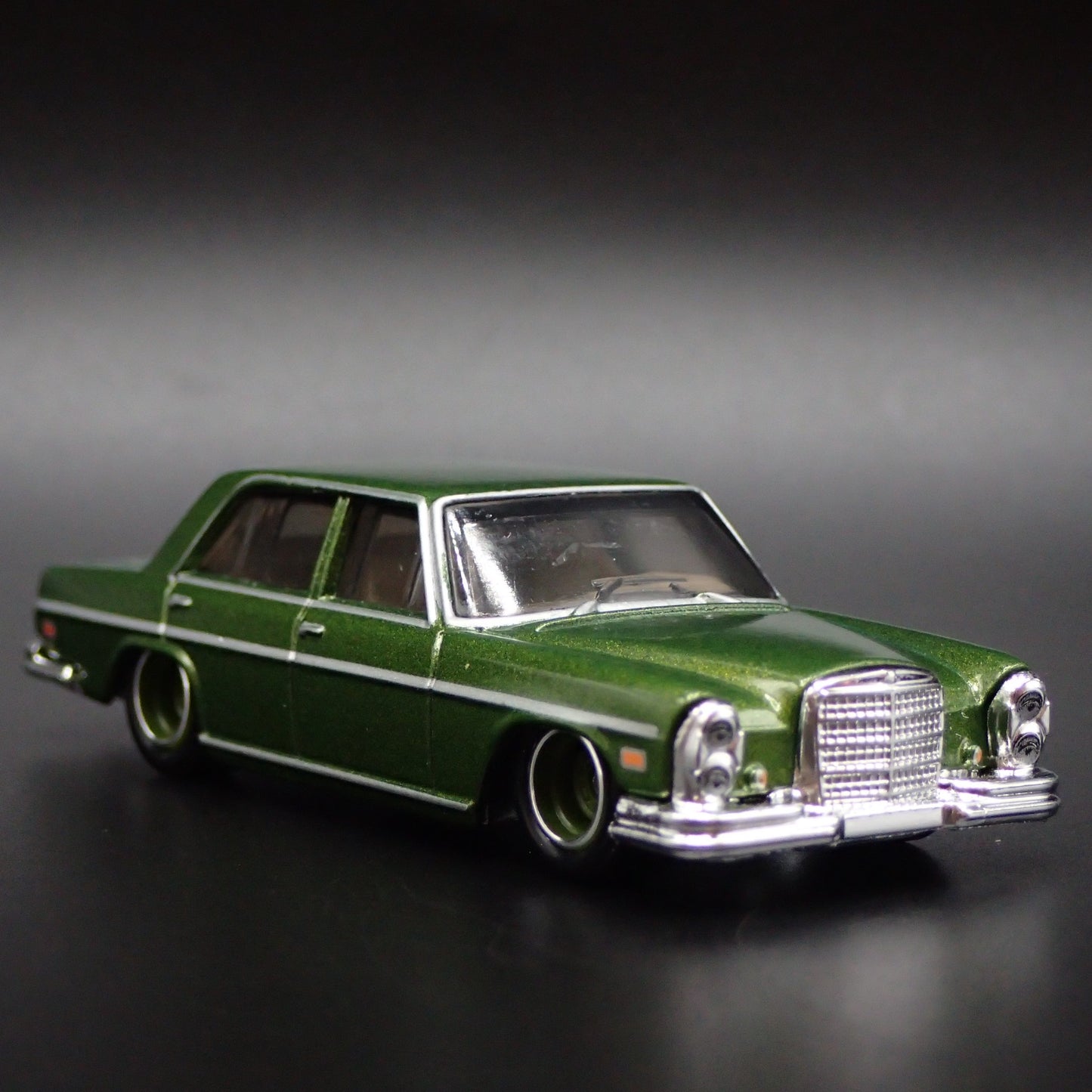 1965-1972 MERCEDES-BENZ 280 SEL 4.5 GREEN 1:64 SCALE DIORAMA DIECAST MODEL CAR