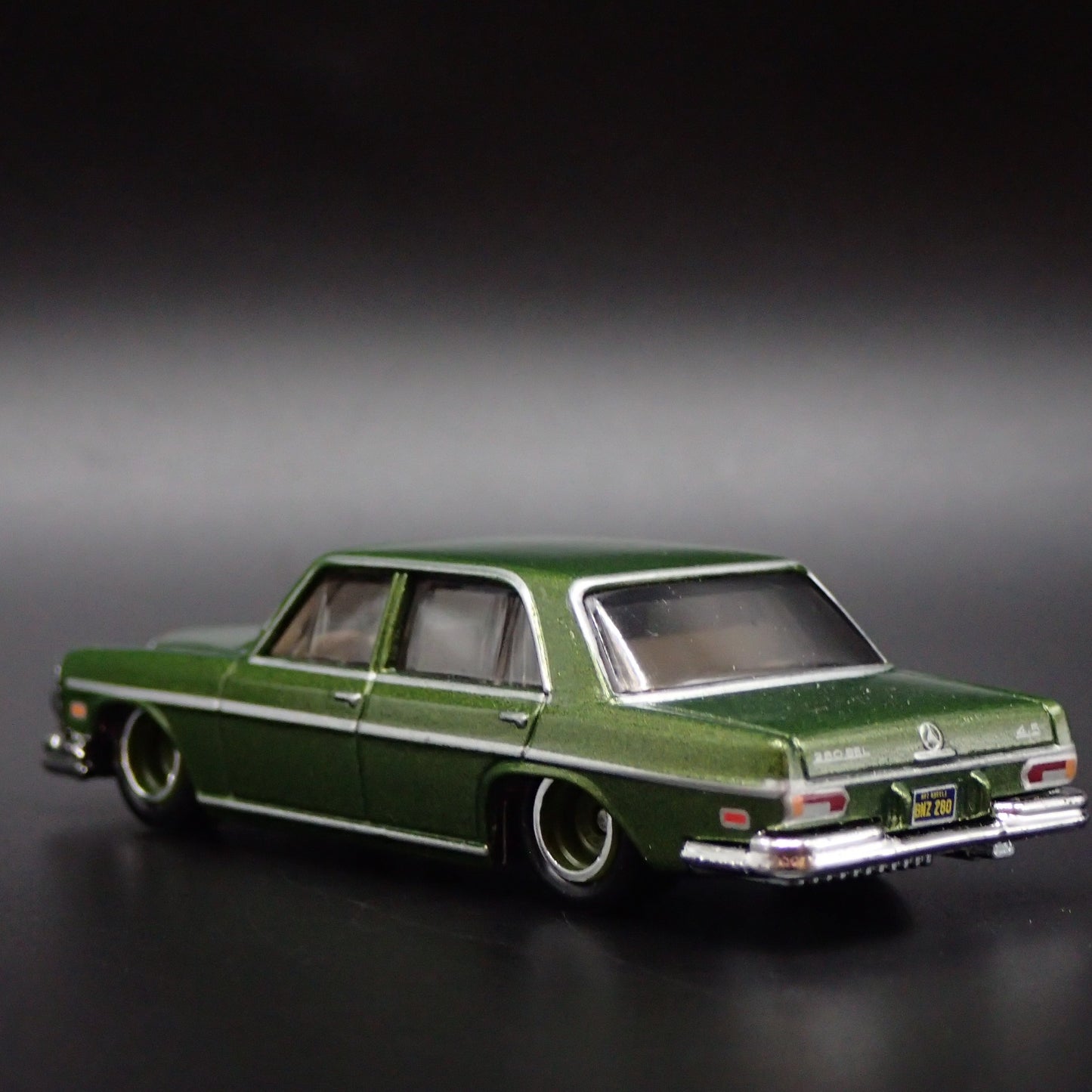 1965-1972 MERCEDES-BENZ 280 SEL 4.5 GREEN 1:64 SCALE DIORAMA DIECAST MODEL CAR