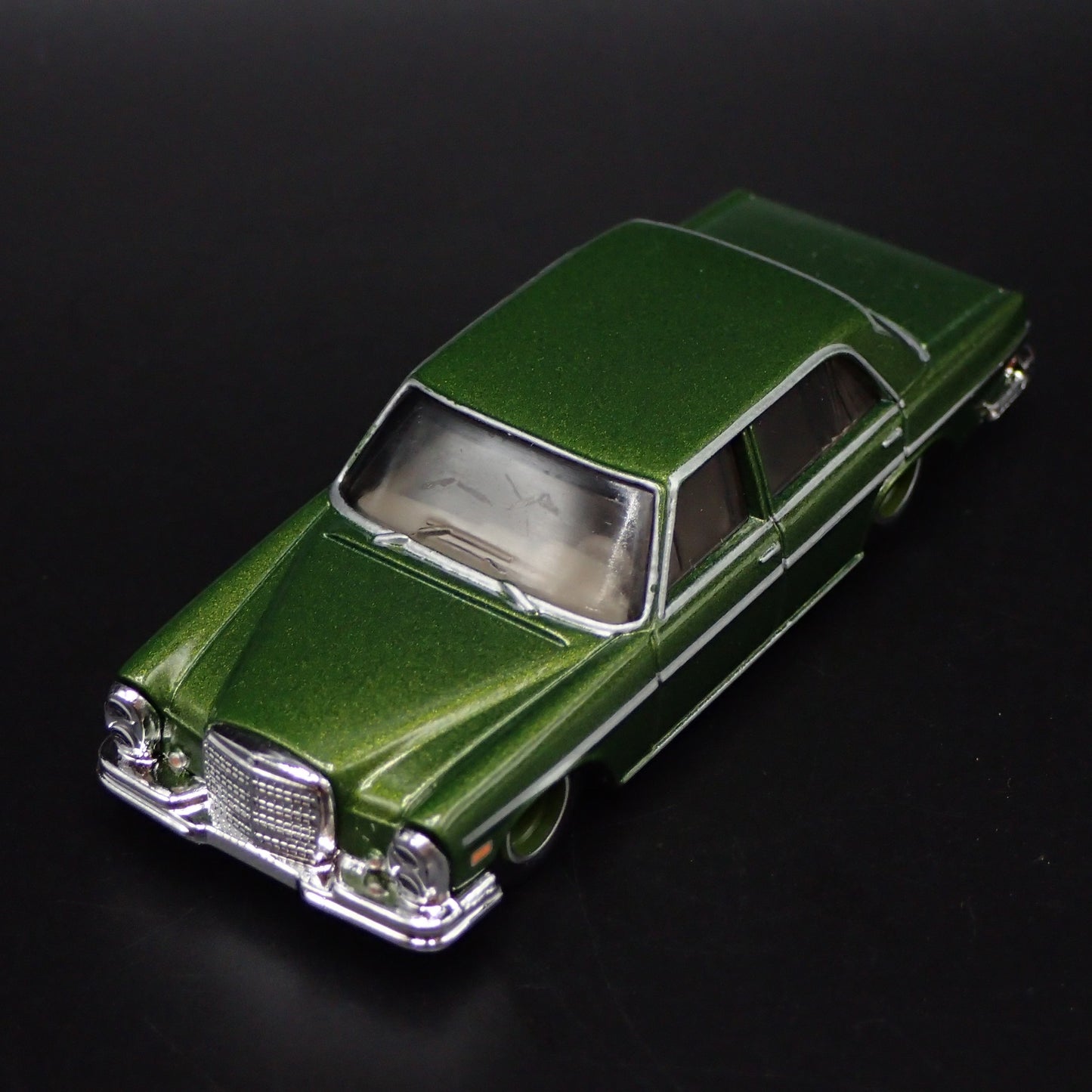 1965-1972 MERCEDES-BENZ 280 SEL 4.5 GREEN 1:64 SCALE DIORAMA DIECAST MODEL CAR