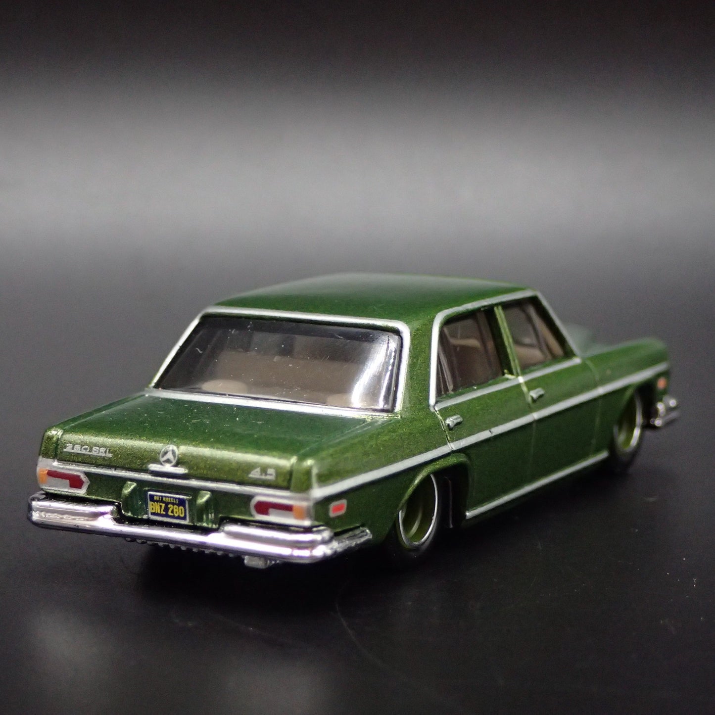 1965-1972 MERCEDES-BENZ 280 SEL 4.5 GREEN 1:64 SCALE DIORAMA DIECAST MODEL CAR