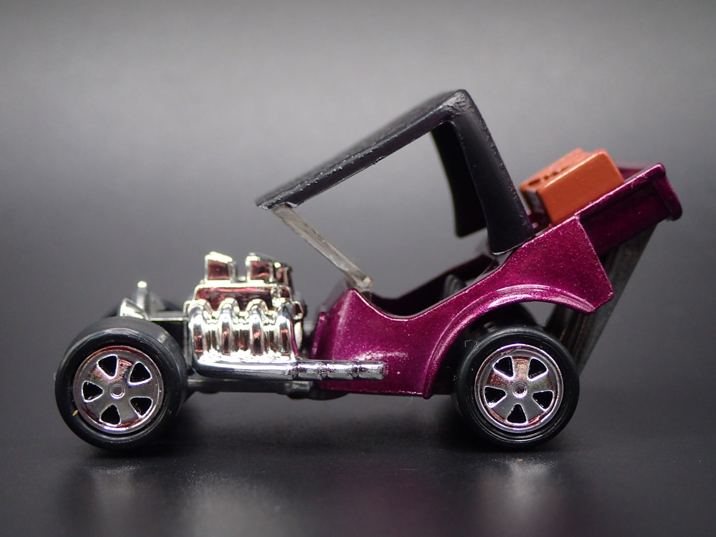 FORD ROADSTER CUSTOM HOT ROD TNT PURPLE 1:64 SCALE DIORAMA DIECAST MODEL CAR