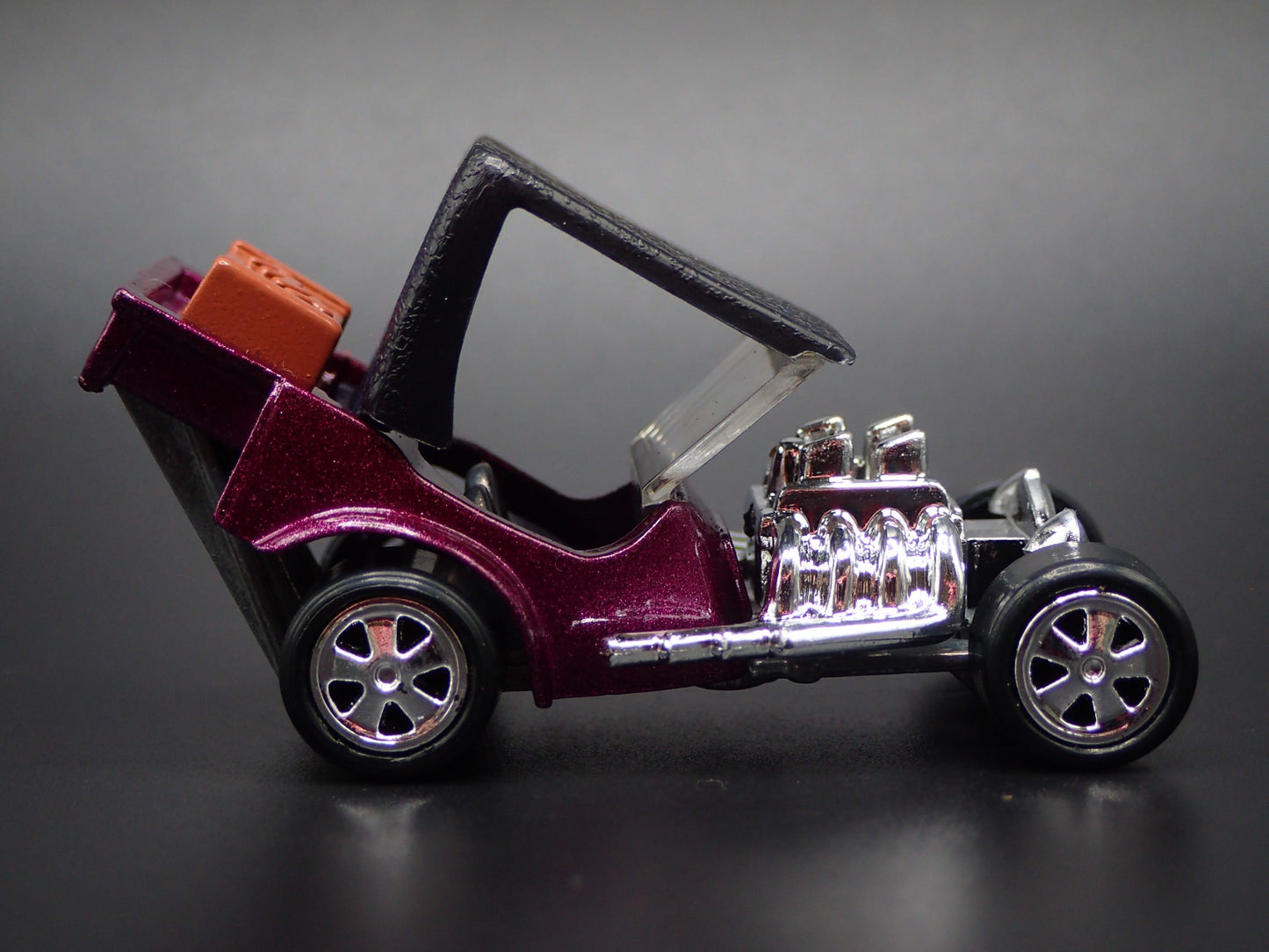 FORD ROADSTER CUSTOM HOT ROD TNT PURPLE 1:64 SCALE DIORAMA DIECAST MODEL CAR
