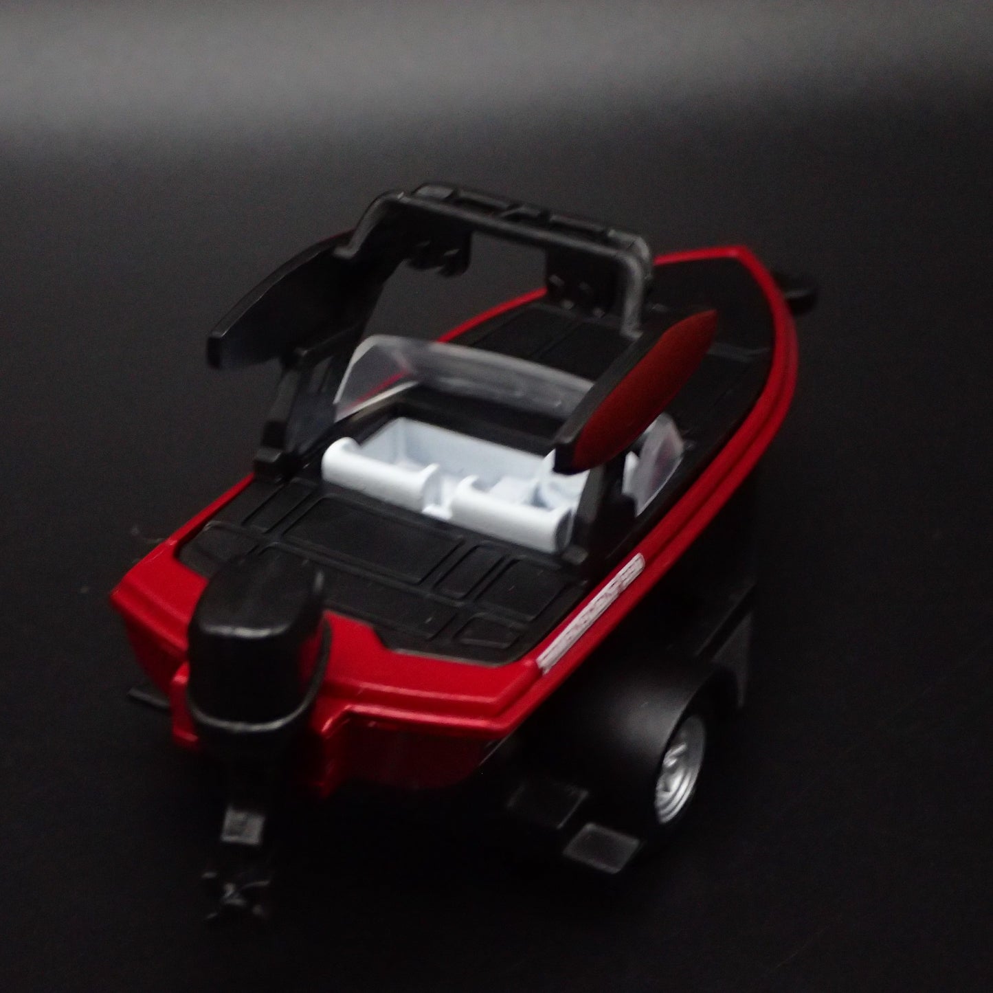 SKI BOAT ON TRAILER w/ HITCH 1:64 SCALE DIORAMA COLLECTIBLE DIECAST MODEL BOAT