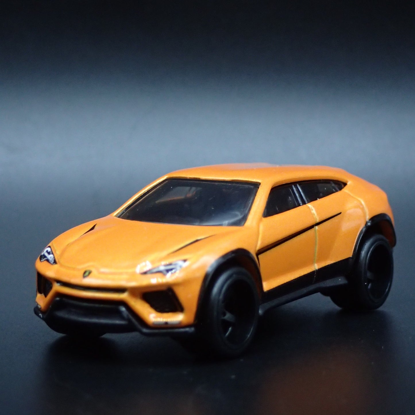 2018-2025 LAMBORGHINI URUS SUV 1:64 SCALE COLLECTIBLE DIORAMA DIECAST MODEL CAR