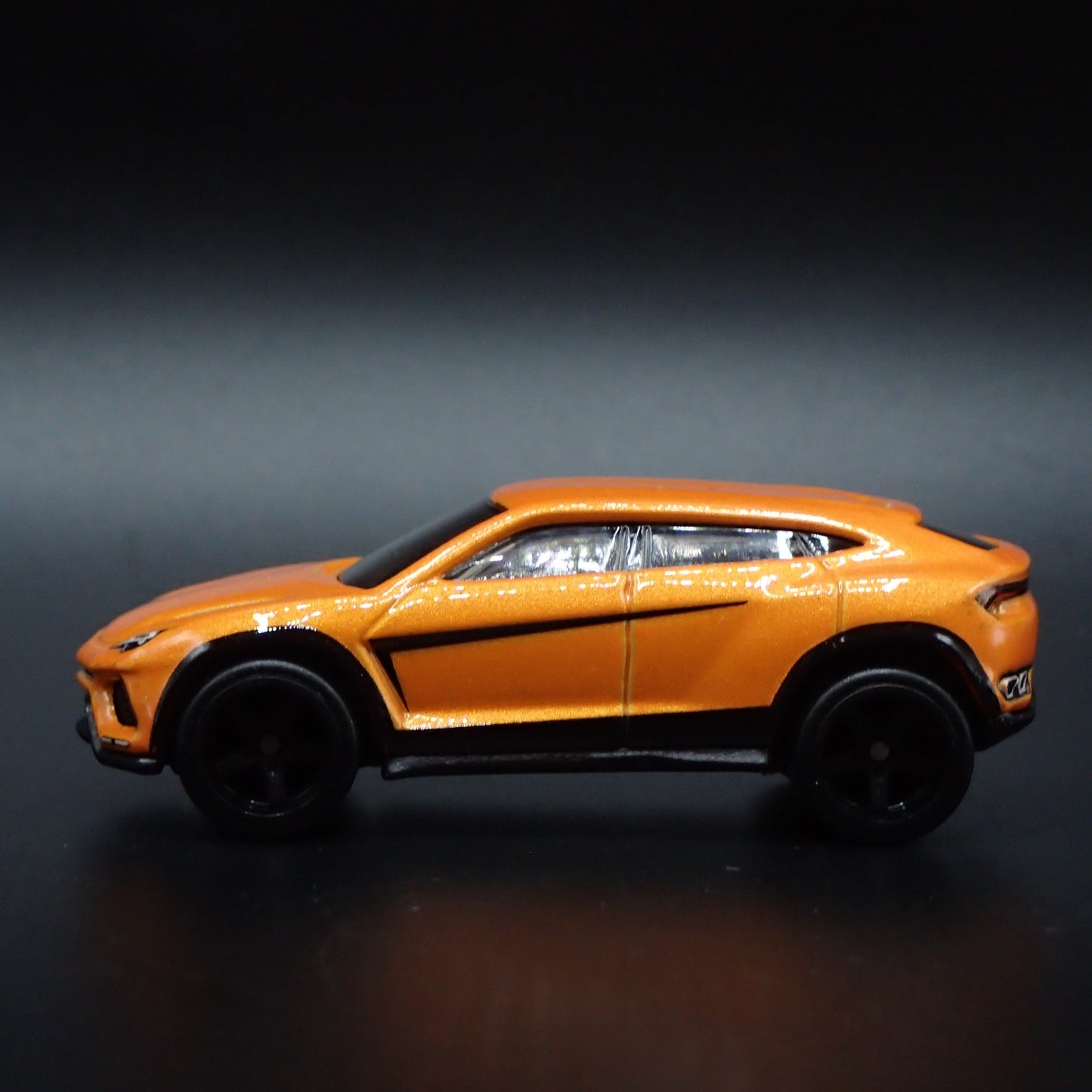 2018-2025 LAMBORGHINI URUS SUV 1:64 SCALE COLLECTIBLE DIORAMA DIECAST MODEL CAR