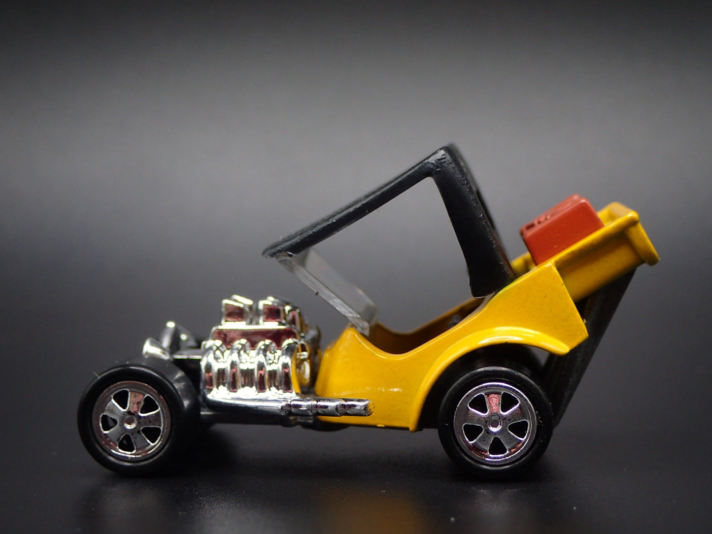 FORD ROADSTER CUSTOM HOT ROD TNT YELLOW 1:64 SCALE DIORAMA DIECAST MODEL CAR