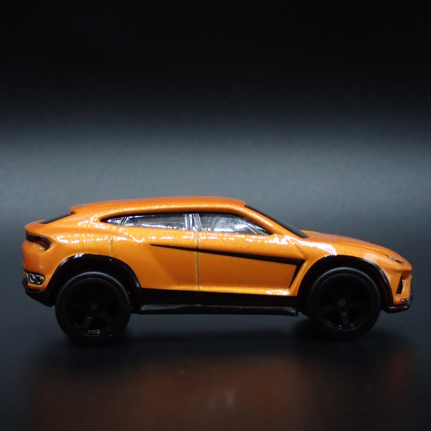 2018-2025 LAMBORGHINI URUS SUV 1:64 SCALE COLLECTIBLE DIORAMA DIECAST MODEL CAR