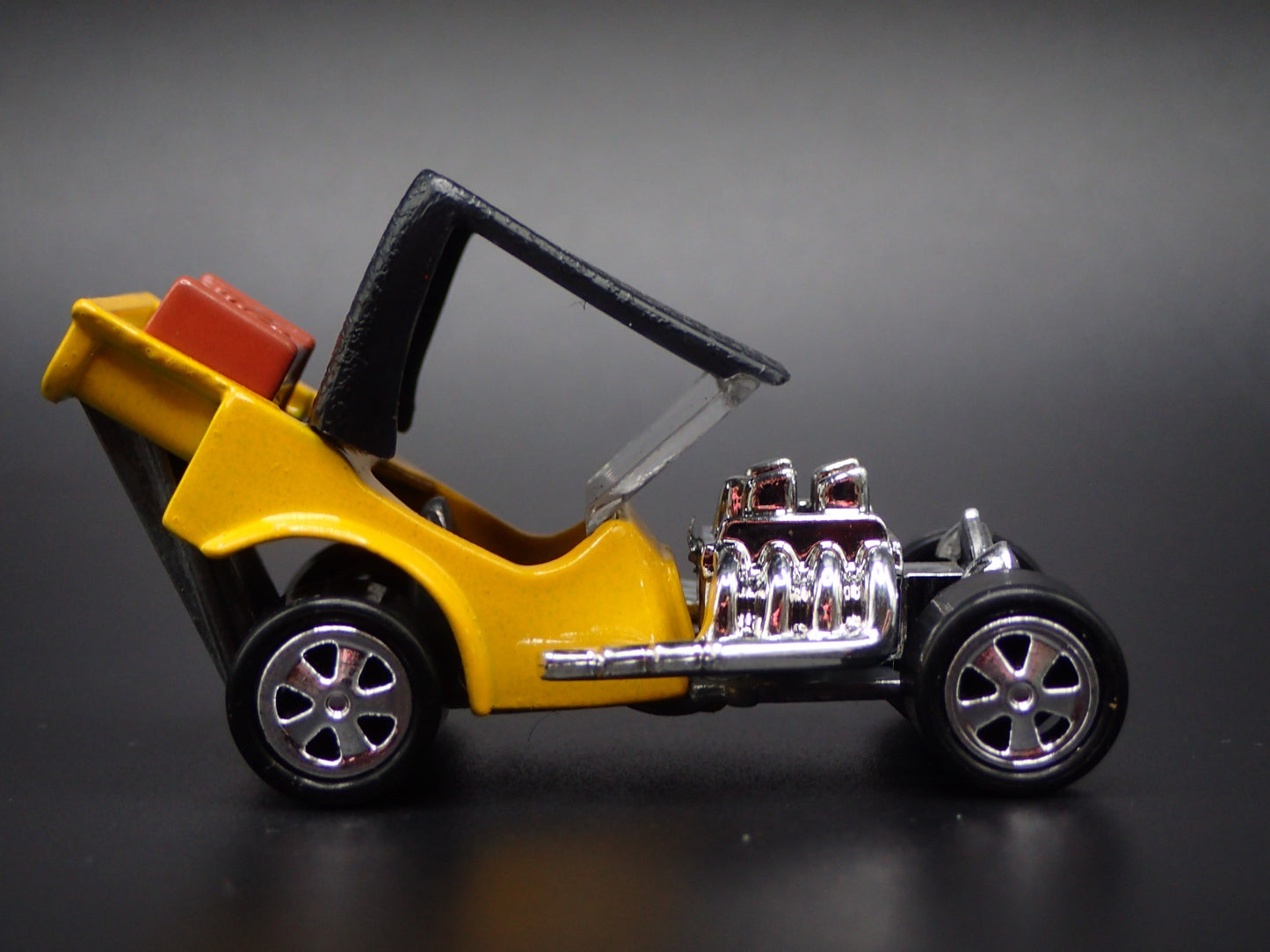 FORD ROADSTER CUSTOM HOT ROD TNT YELLOW 1:64 SCALE DIORAMA DIECAST MODEL CAR