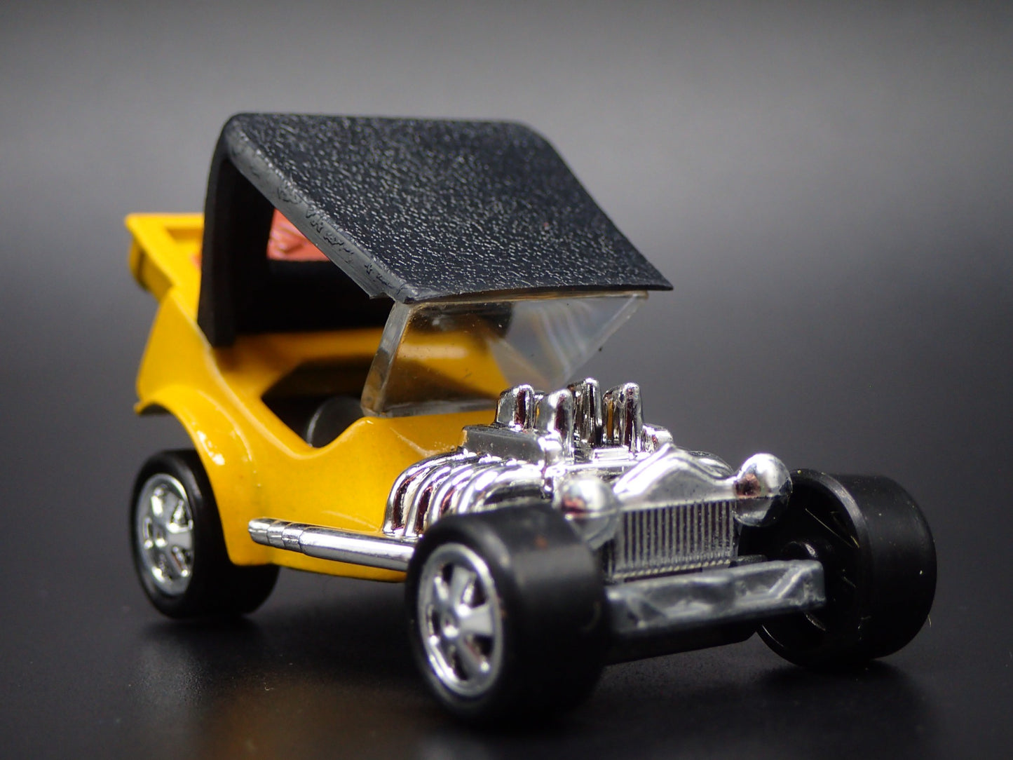 FORD ROADSTER CUSTOM HOT ROD TNT YELLOW 1:64 SCALE DIORAMA DIECAST MODEL CAR