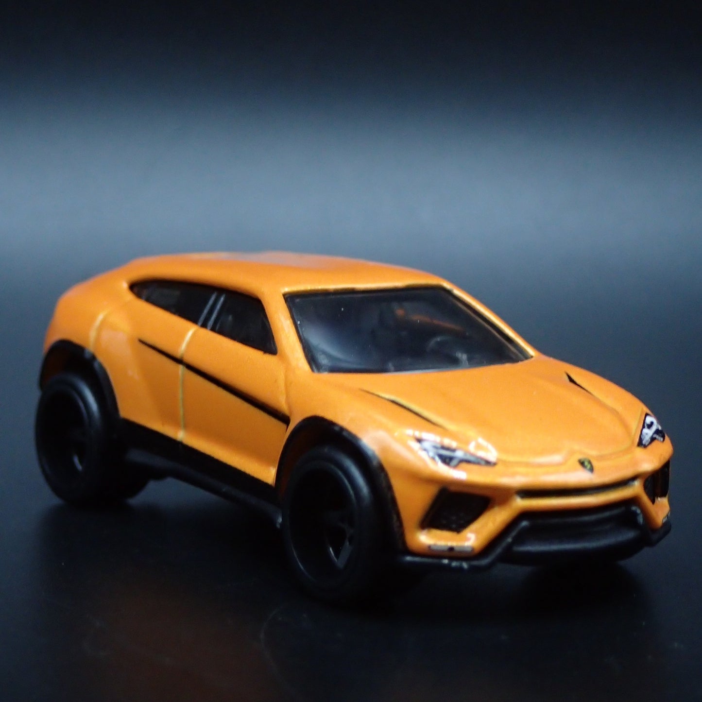 2018-2025 LAMBORGHINI URUS SUV 1:64 SCALE COLLECTIBLE DIORAMA DIECAST MODEL CAR