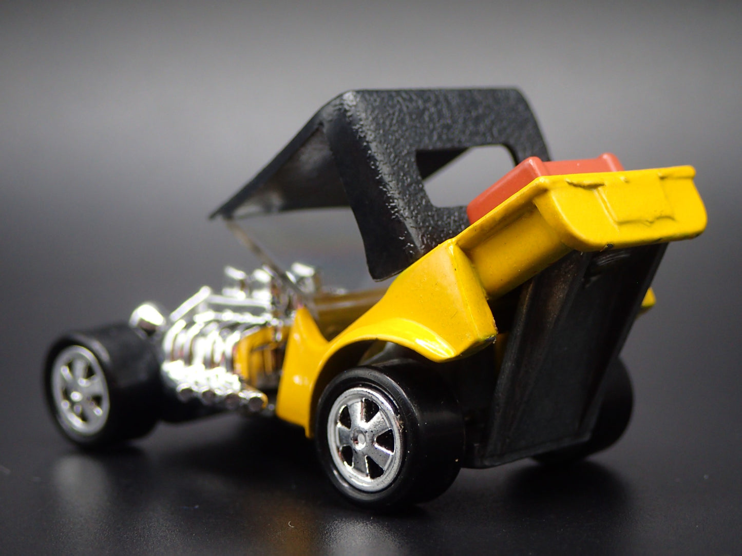 FORD ROADSTER CUSTOM HOT ROD TNT YELLOW 1:64 SCALE DIORAMA DIECAST MODEL CAR