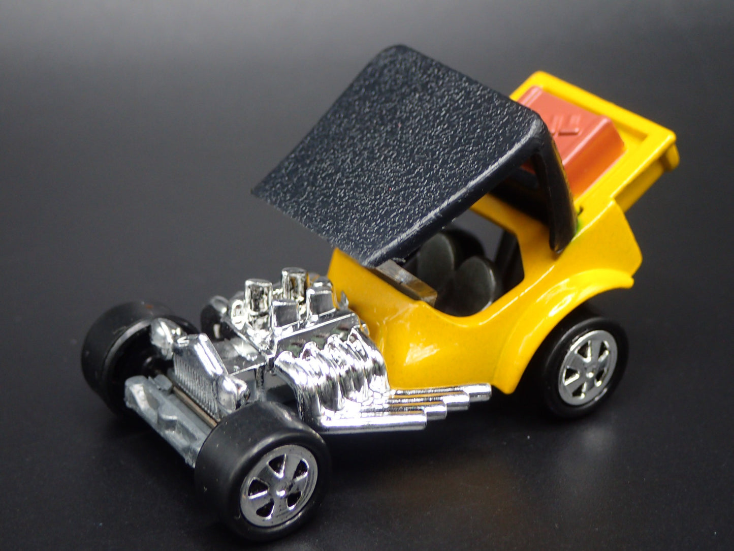 FORD ROADSTER CUSTOM HOT ROD TNT YELLOW 1:64 SCALE DIORAMA DIECAST MODEL CAR