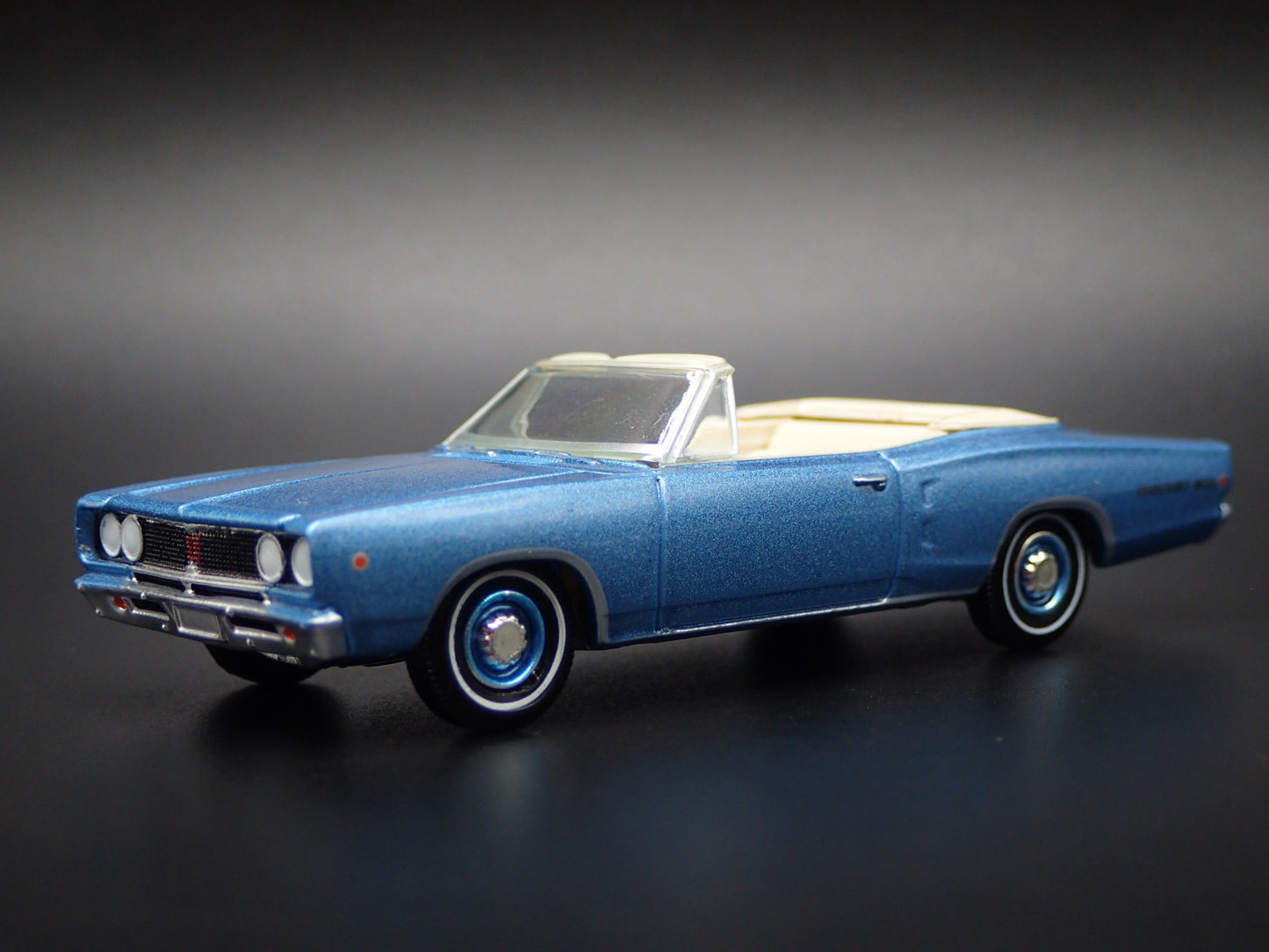 1968 68 DODGE CORONET 500 CONVERTIBLE BLUE 1:64 SCALE DIORAMA DIECAST MODEL CAR