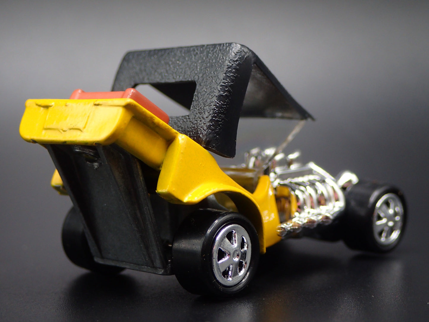 FORD ROADSTER CUSTOM HOT ROD TNT YELLOW 1:64 SCALE DIORAMA DIECAST MODEL CAR