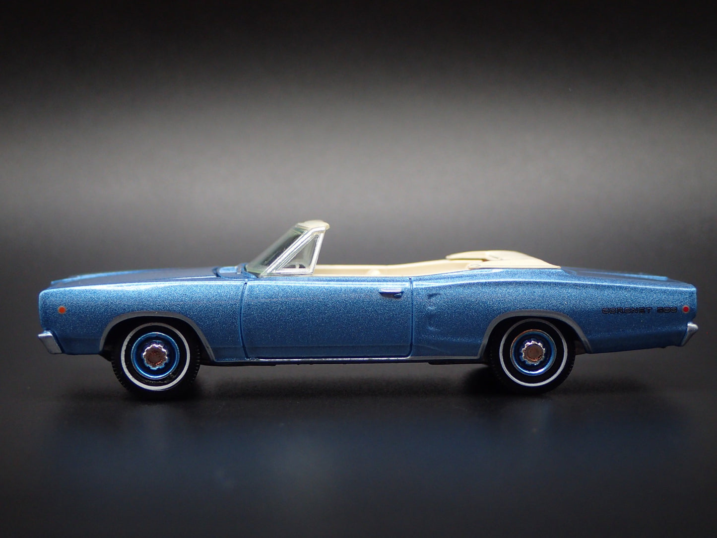 1968 68 DODGE CORONET 500 CONVERTIBLE BLUE 1:64 SCALE DIORAMA DIECAST MODEL CAR
