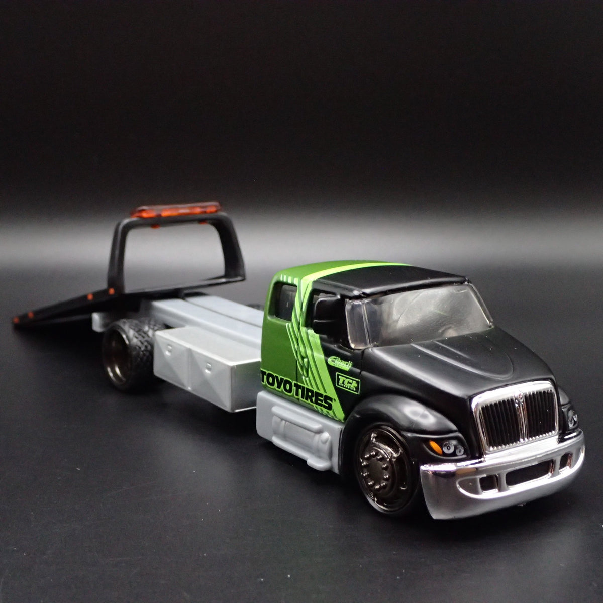 INTERNATIONAL DURASTAR FLATBED TOW TRUCK TOYO TIRES 1/64 SCALE DIECAST MODEL CAR-Burning Rubber Toy Company