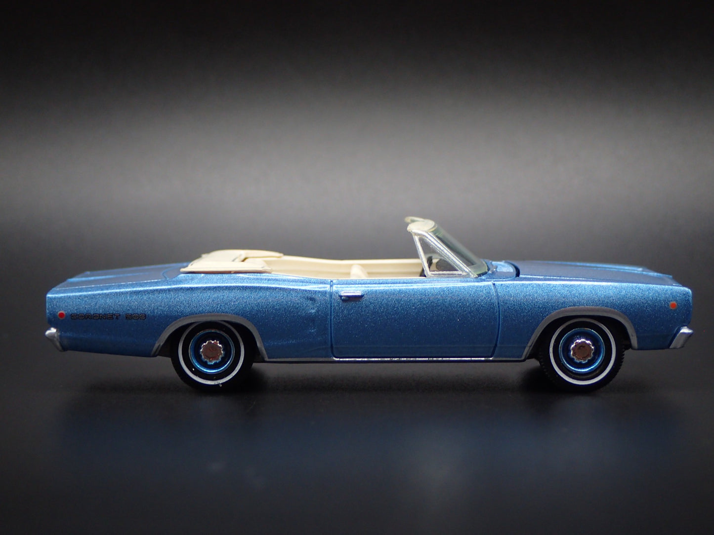 1968 68 DODGE CORONET 500 CONVERTIBLE BLUE 1:64 SCALE DIORAMA DIECAST MODEL CAR