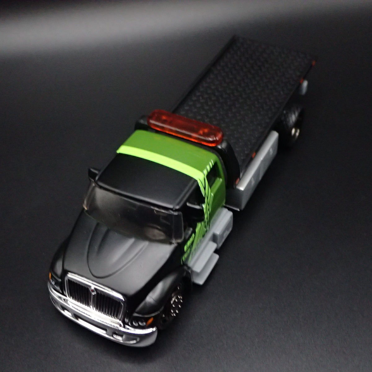 INTERNATIONAL DURASTAR FLATBED TOW TRUCK TOYO TIRES 1/64 SCALE DIECAST MODEL CAR-Burning Rubber Toy Company