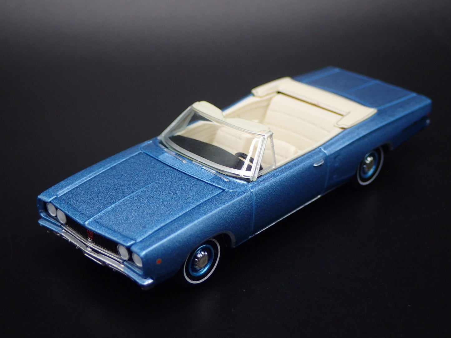 1968 68 DODGE CORONET 500 CONVERTIBLE BLUE 1:64 SCALE DIORAMA DIECAST MODEL CAR