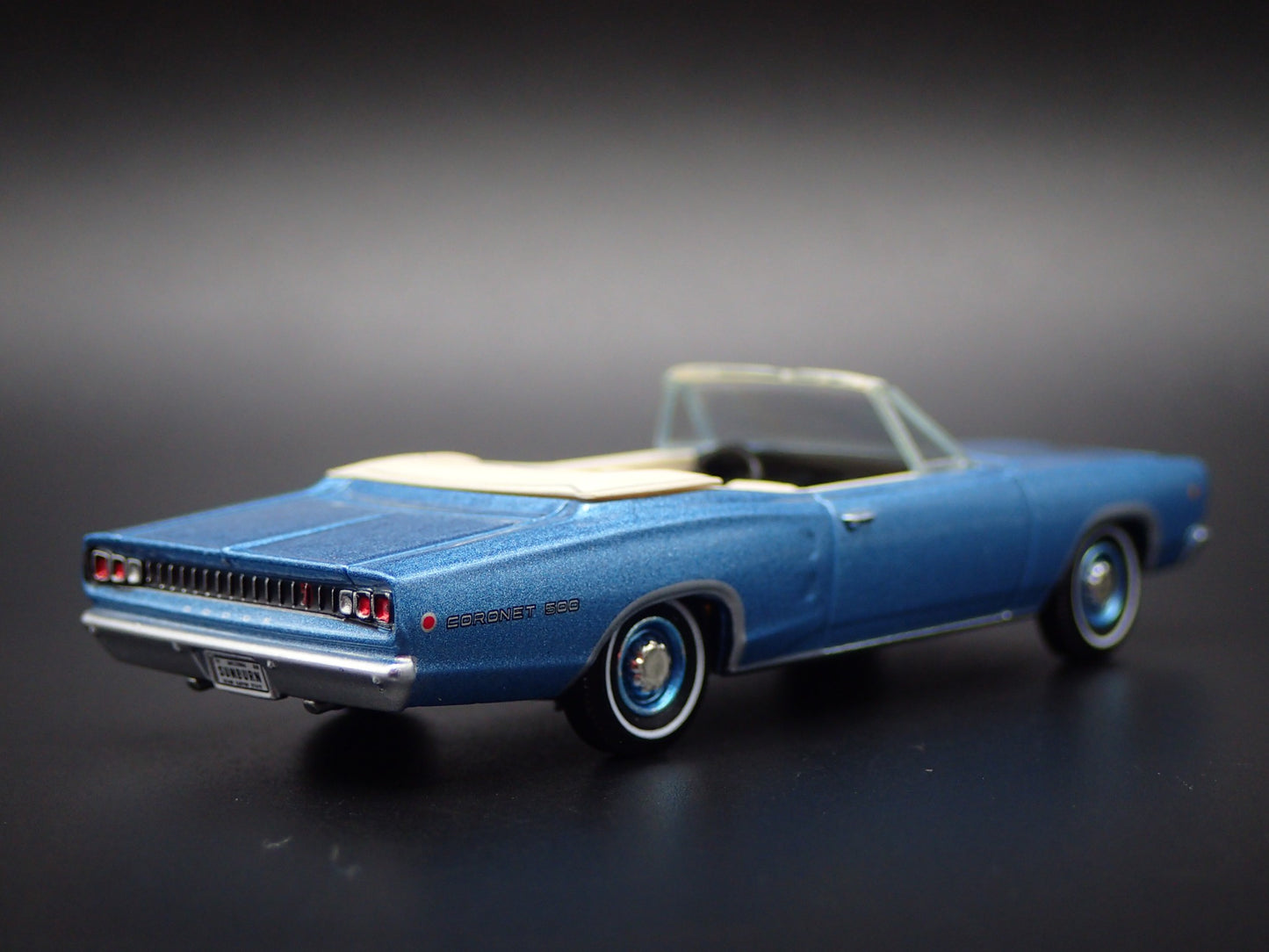 1968 68 DODGE CORONET 500 CONVERTIBLE BLUE 1:64 SCALE DIORAMA DIECAST MODEL CAR