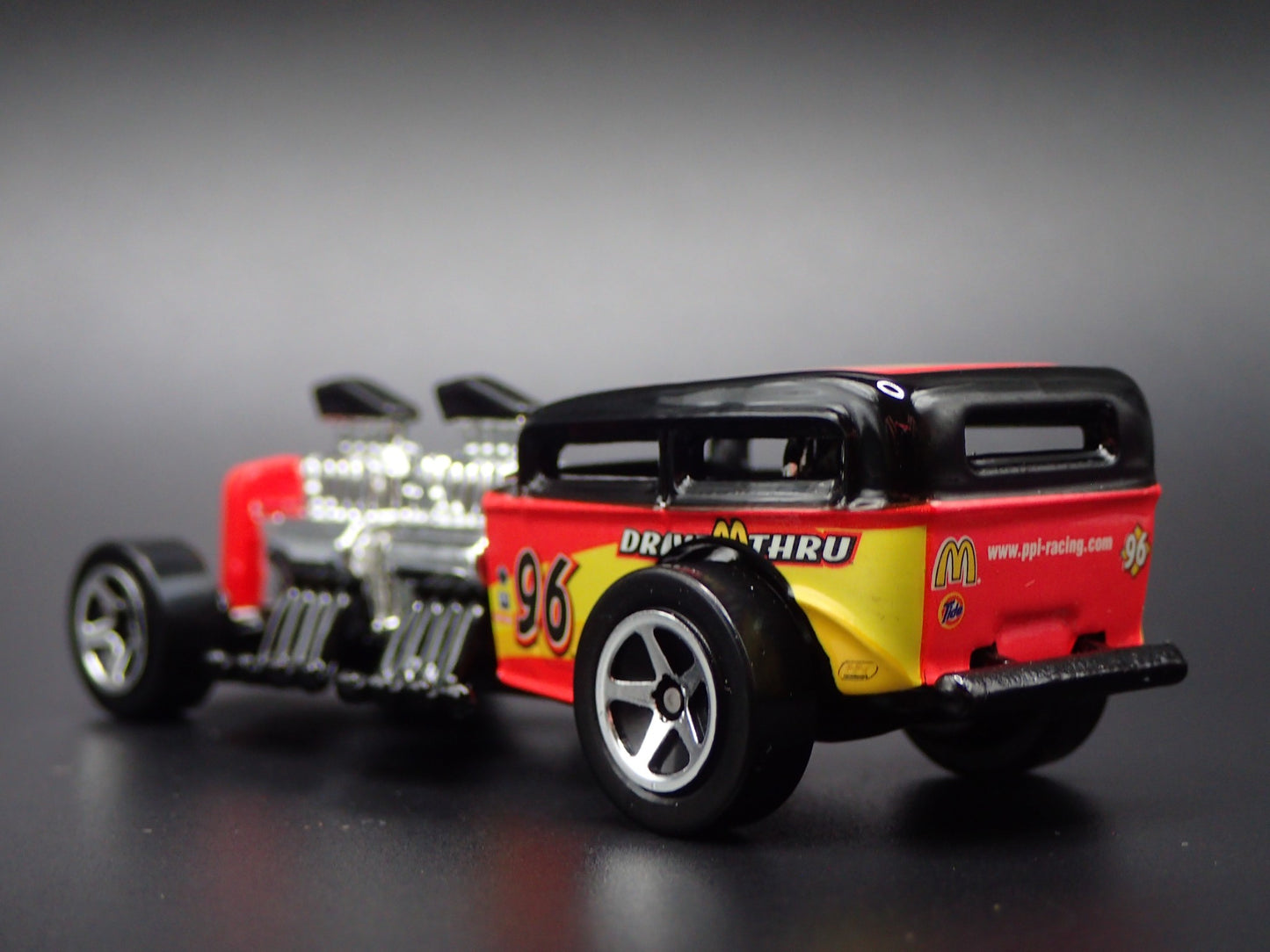 FORD ROADSTER HOT ROD WAY 2 FAST MCDONALDS 1:64 SCALE DIORAMA DIECAST MODEL CAR