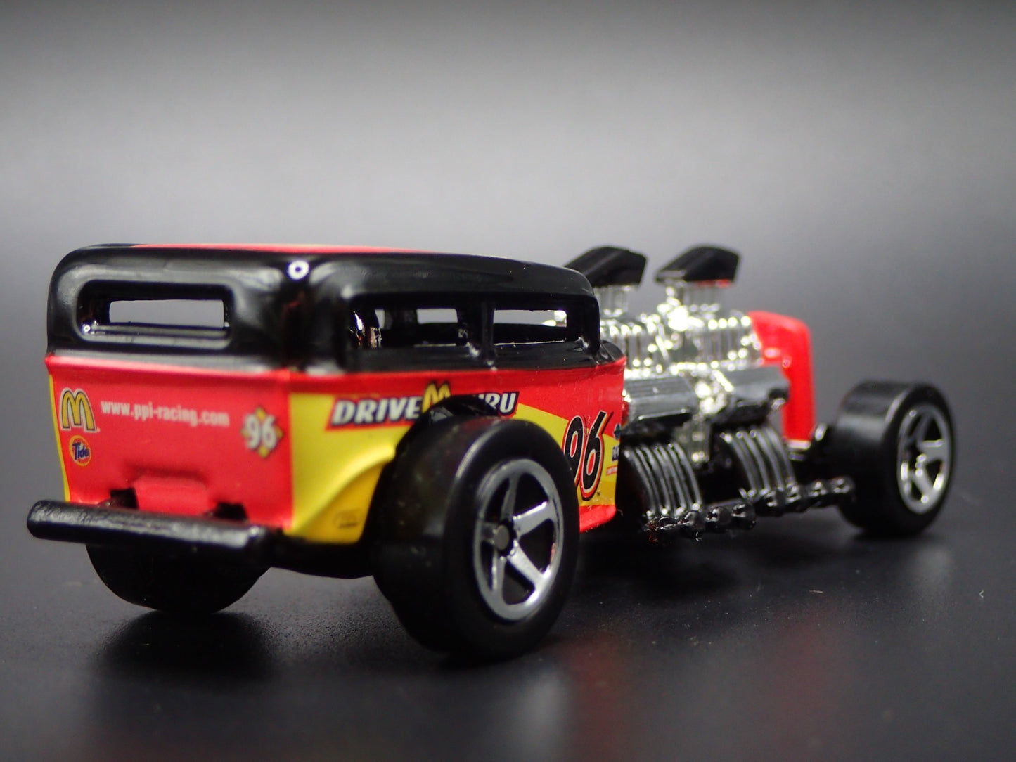 FORD ROADSTER HOT ROD WAY 2 FAST MCDONALDS 1:64 SCALE DIORAMA DIECAST MODEL CAR