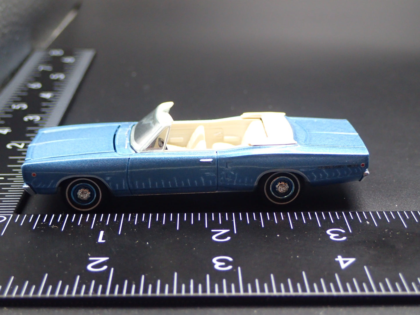 1968 68 DODGE CORONET 500 CONVERTIBLE BLUE 1:64 SCALE DIORAMA DIECAST MODEL CAR