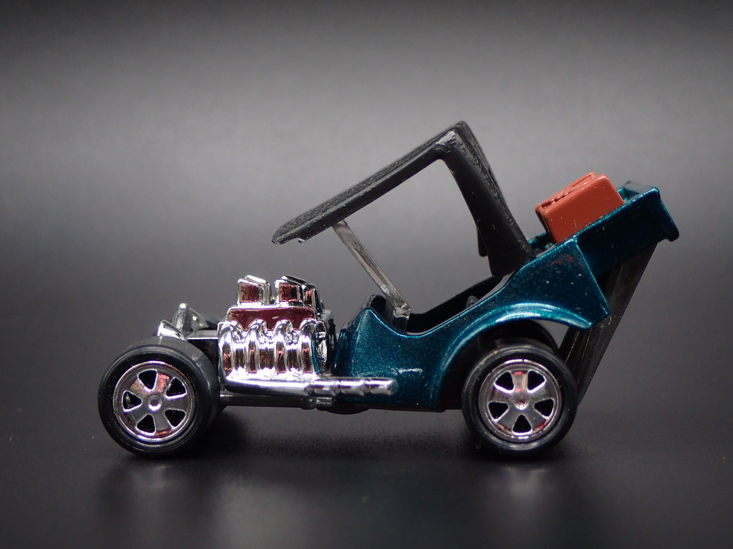 FORD ROADSTER CUSTOM HOT ROD TNT GREEN 1:64 SCALE DIORAMA DIECAST MODEL CAR