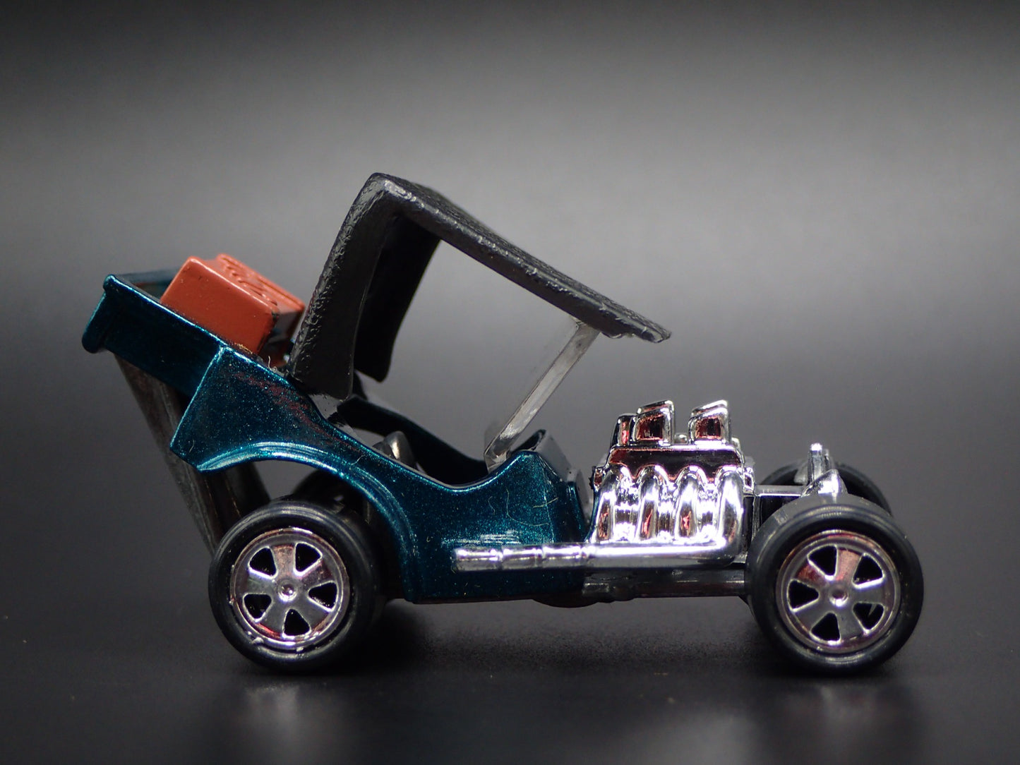 FORD ROADSTER CUSTOM HOT ROD TNT GREEN 1:64 SCALE DIORAMA DIECAST MODEL CAR