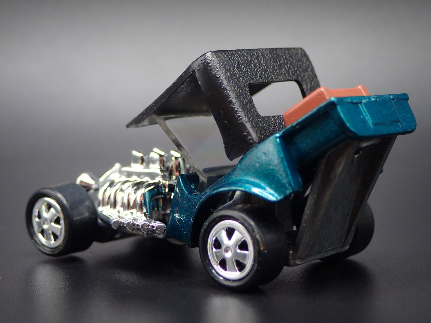 FORD ROADSTER CUSTOM HOT ROD TNT GREEN 1:64 SCALE DIORAMA DIECAST MODEL CAR