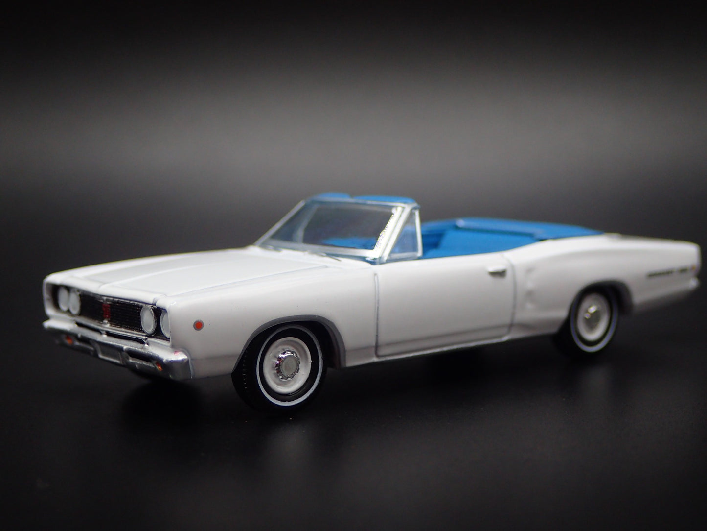 1968 68 DODGE CORONET 500 CONVERTIBLE WHITE 1:64 SCALE DIORAMA DIECAST MODEL CAR
