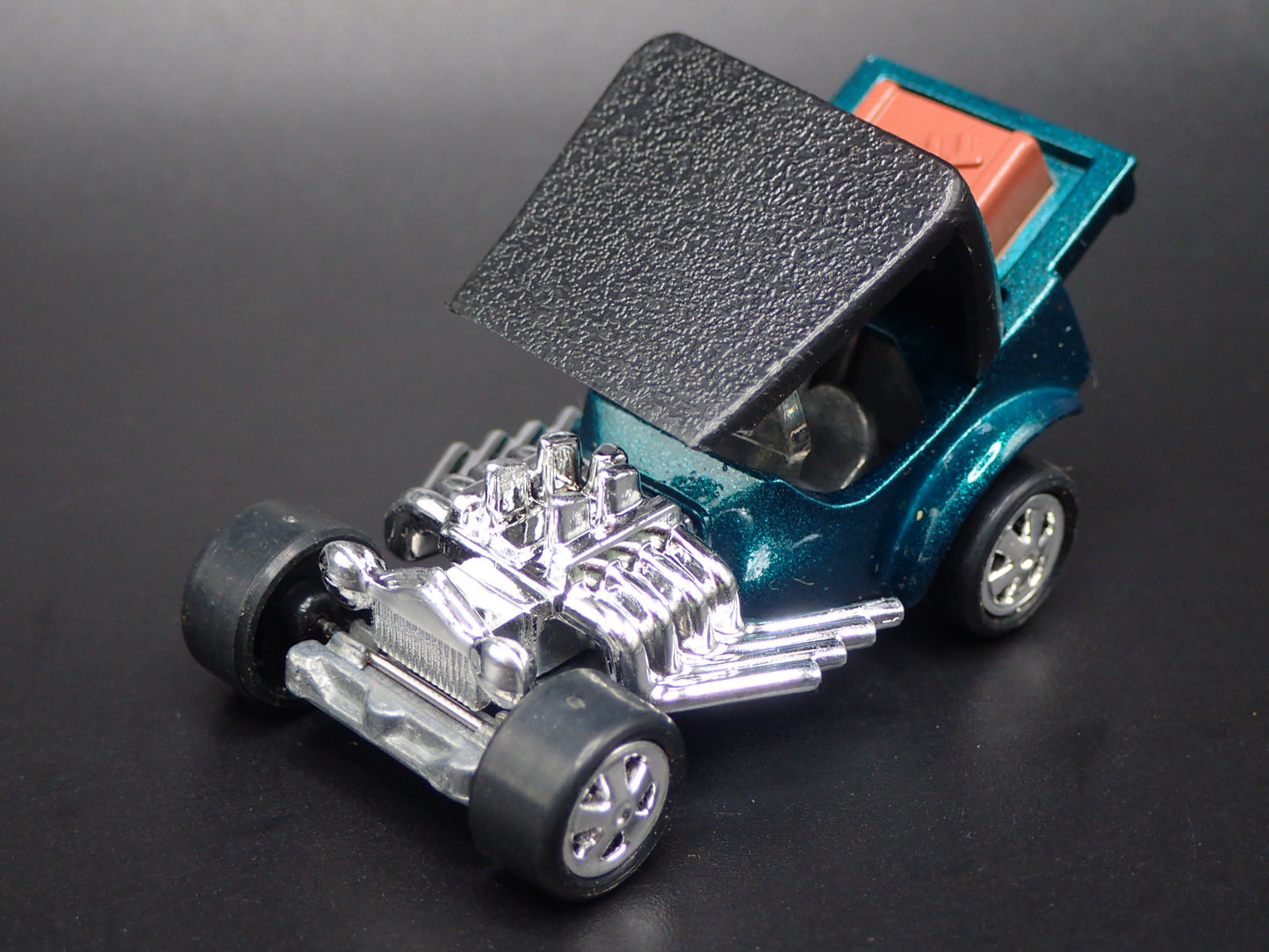 FORD ROADSTER CUSTOM HOT ROD TNT GREEN 1:64 SCALE DIORAMA DIECAST MODEL CAR