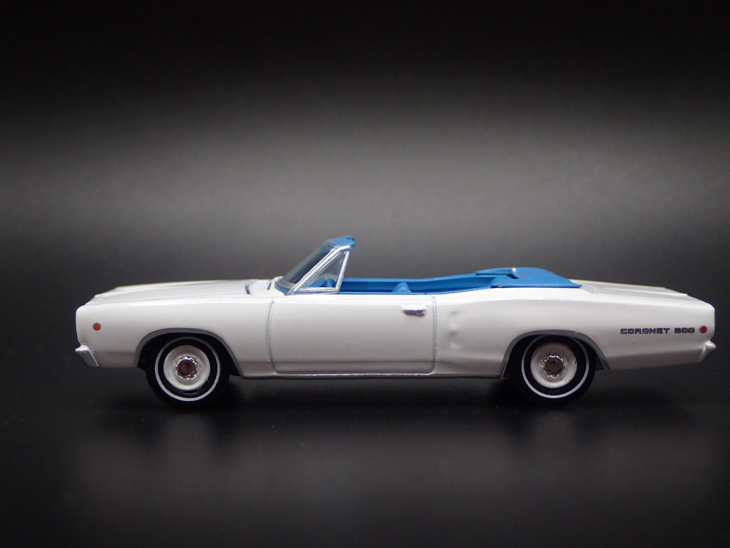 1968 68 DODGE CORONET 500 CONVERTIBLE WHITE 1:64 SCALE DIORAMA DIECAST MODEL CAR