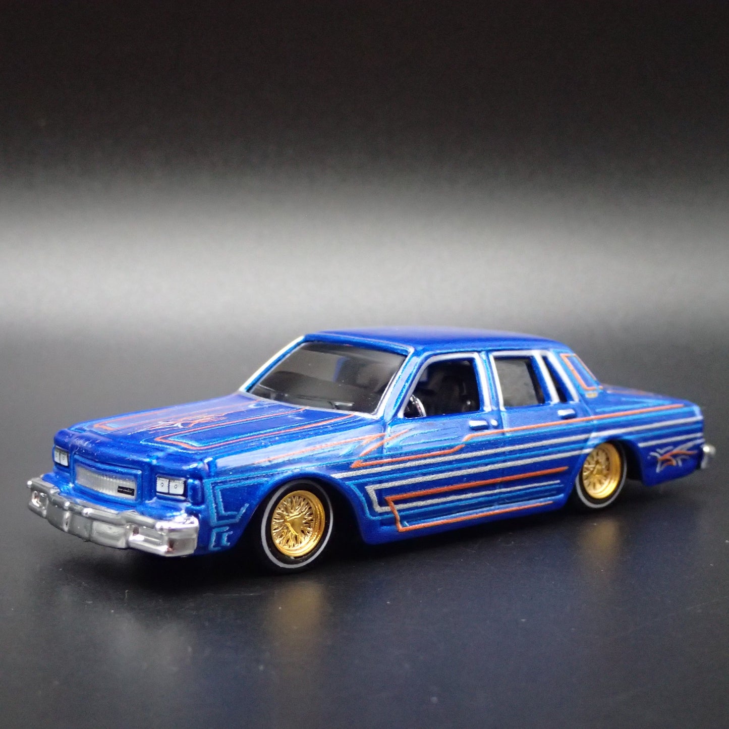 1987 CHEVY CHEVROLET CAPRICE ADJUSTABLE SUSPENSION 1/64 SCALE DIECAST MODEL CAR