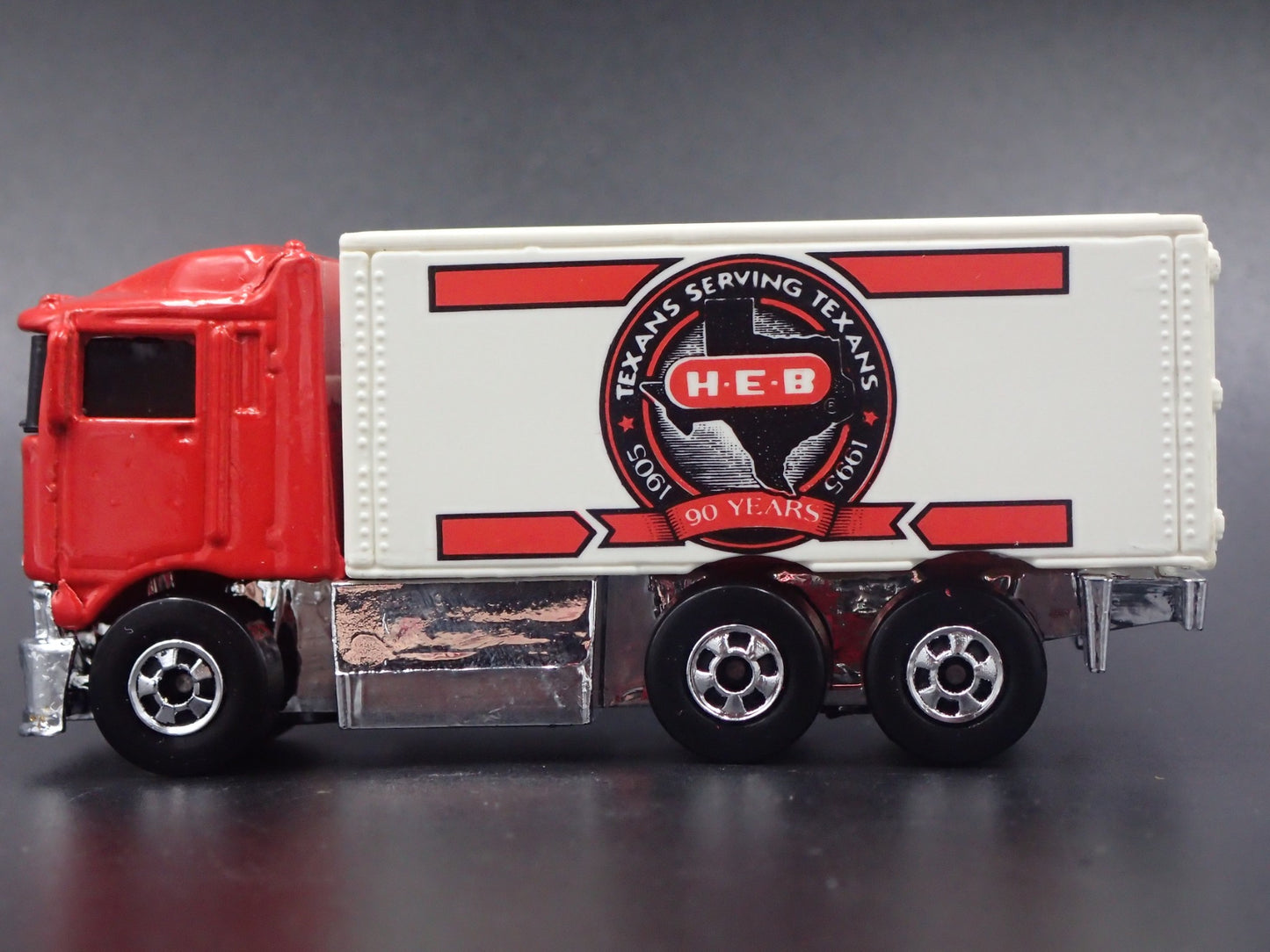 BOX DELIVERY TRUCK HIWAY HAULER HEB TEXAS 1:64 SCALE DIORAMA DIECAST MODEL CAR