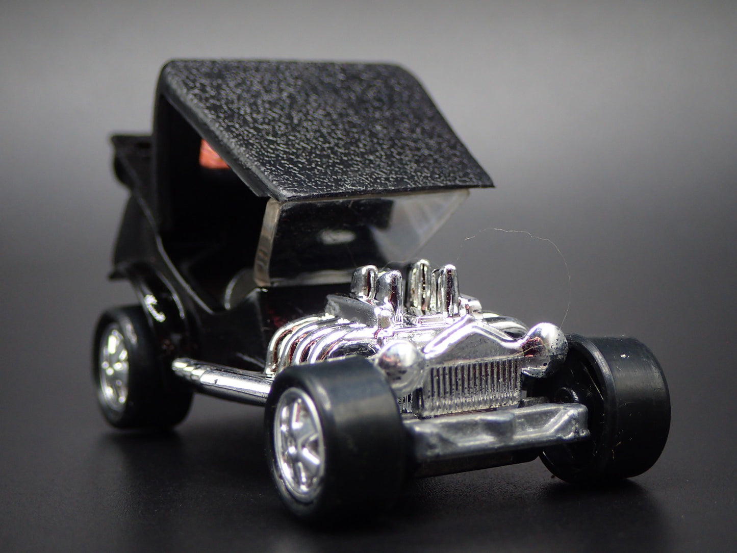 FORD ROADSTER CUSTOM HOT ROD TNT BLACK 1:64 SCALE DIORAMA DIECAST MODEL CAR