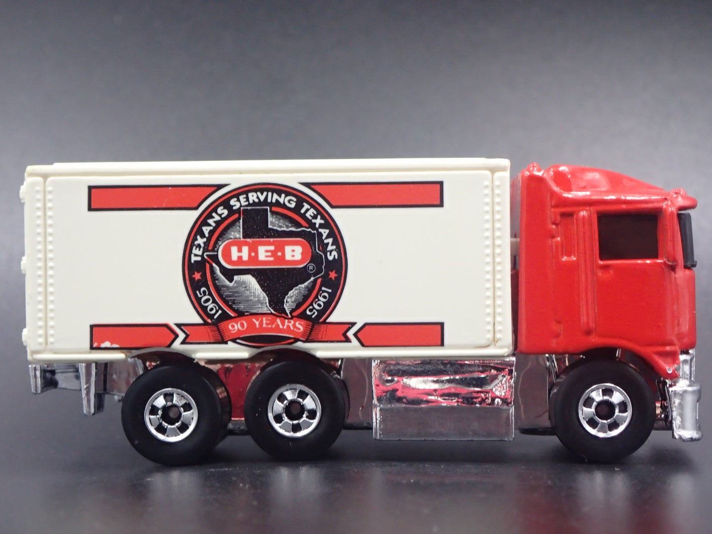 BOX DELIVERY TRUCK HIWAY HAULER HEB TEXAS 1:64 SCALE DIORAMA DIECAST MODEL CAR