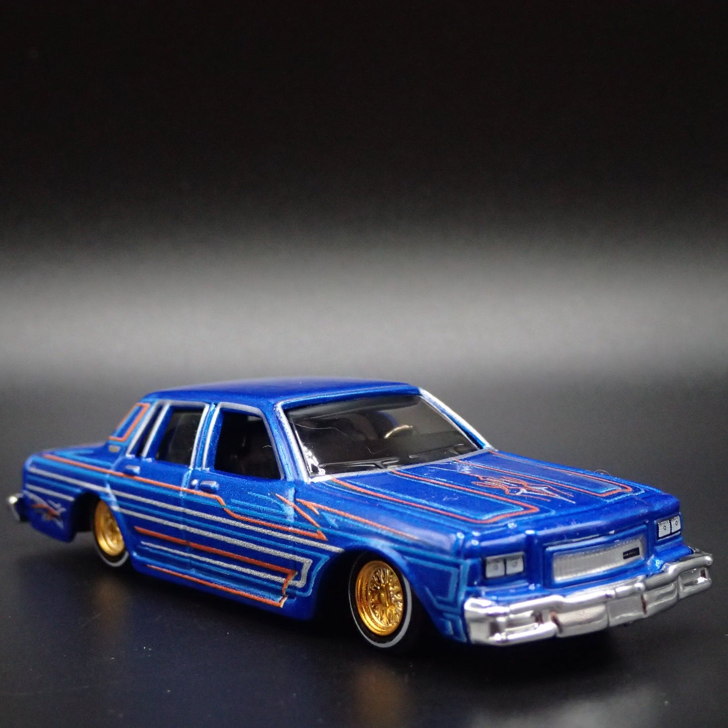 1987 CHEVY CHEVROLET CAPRICE ADJUSTABLE SUSPENSION 1/64 SCALE DIECAST MODEL CAR