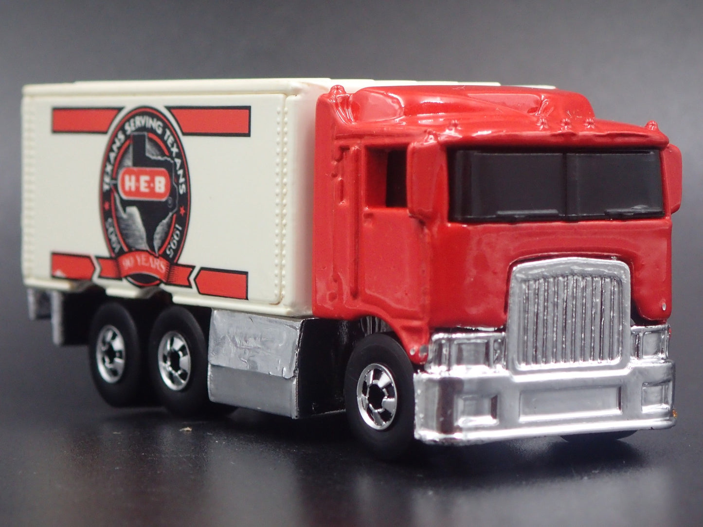 BOX DELIVERY TRUCK HIWAY HAULER HEB TEXAS 1:64 SCALE DIORAMA DIECAST MODEL CAR