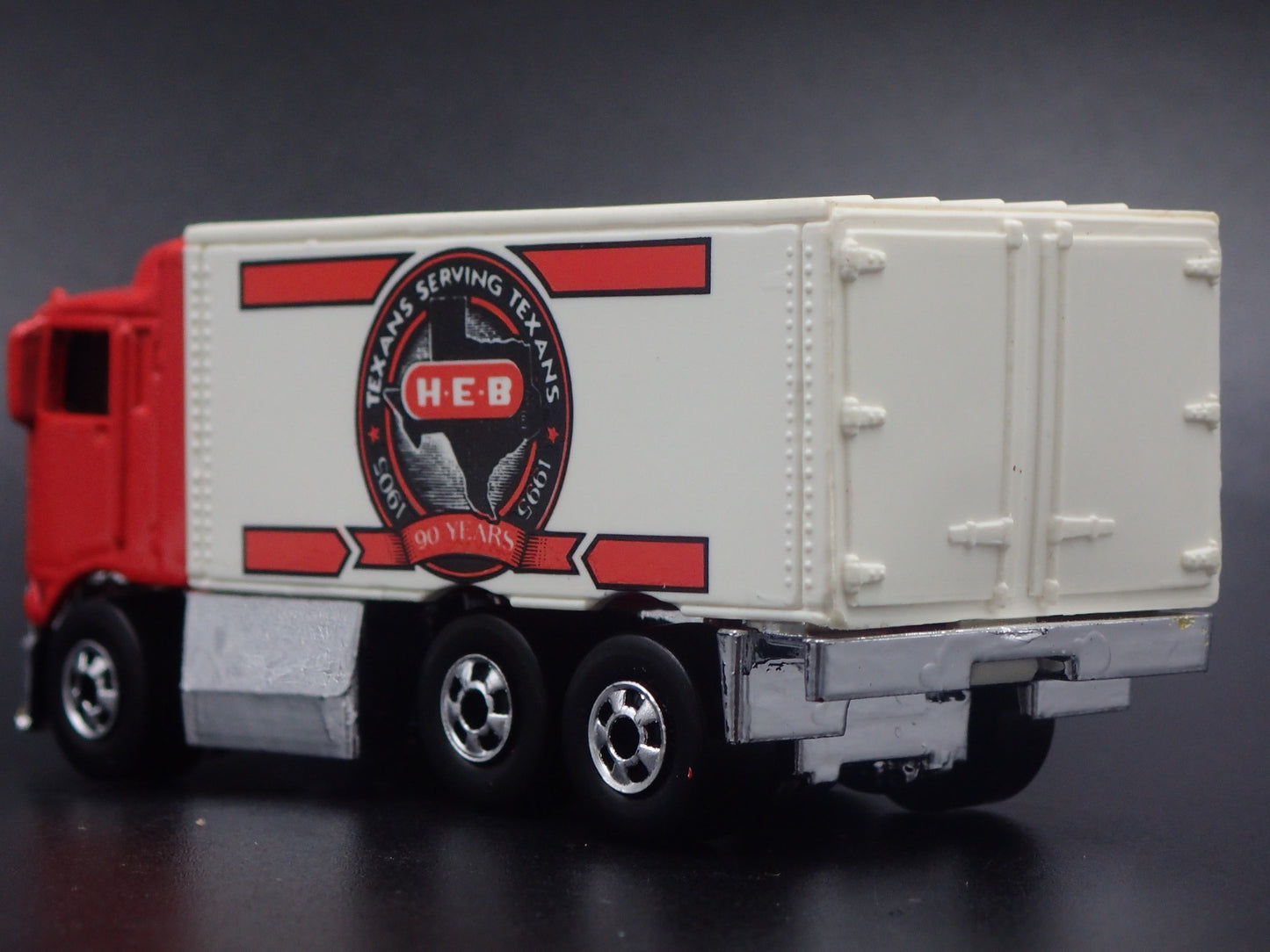 BOX DELIVERY TRUCK HIWAY HAULER HEB TEXAS 1:64 SCALE DIORAMA DIECAST MODEL CAR