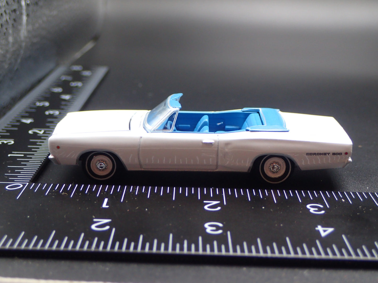 1968 68 DODGE CORONET 500 CONVERTIBLE WHITE 1:64 SCALE DIORAMA DIECAST MODEL CAR