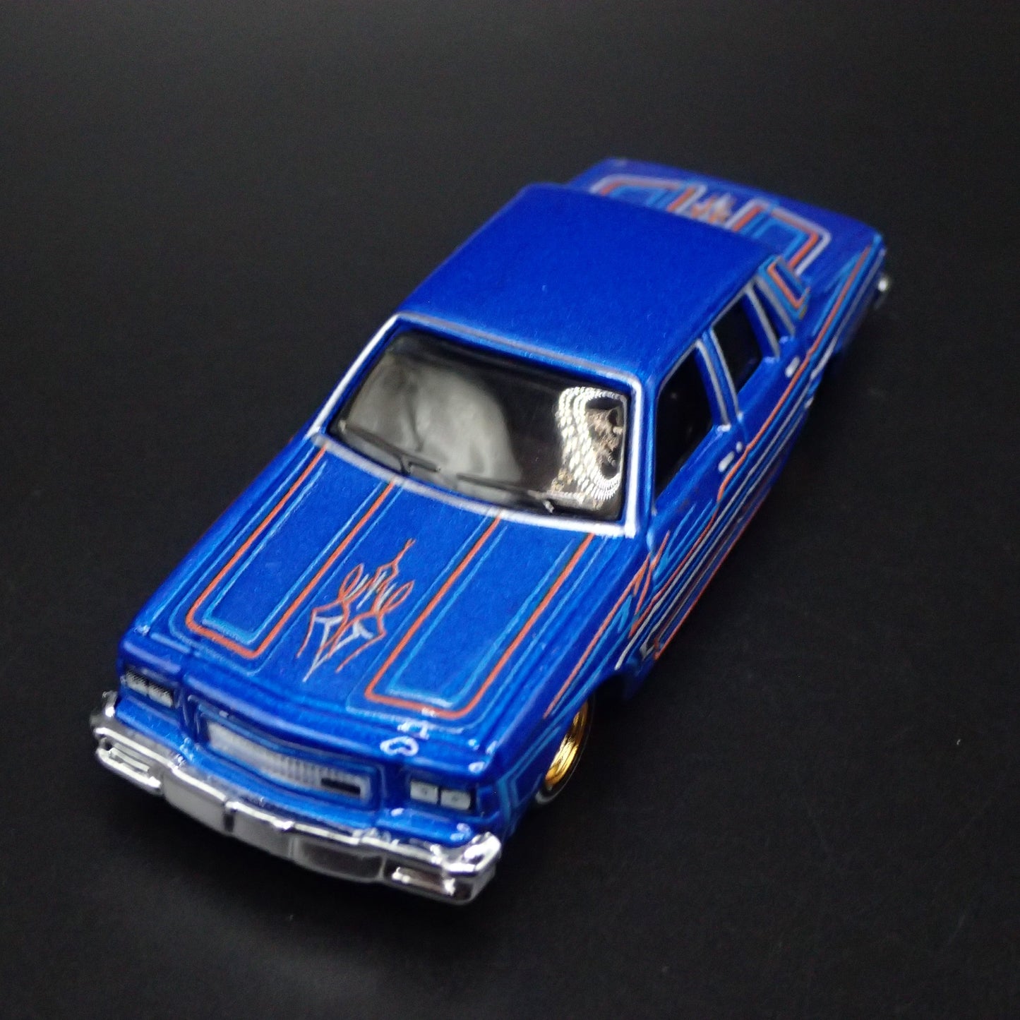 1987 CHEVY CHEVROLET CAPRICE ADJUSTABLE SUSPENSION 1/64 SCALE DIECAST MODEL CAR